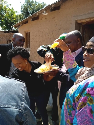 Ziara_ya_kutembelea_Mradi_wa_Nyuki_2020_-_Viongozi_wakionja_asali